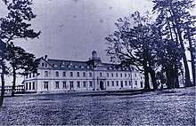 Photographie ancienne du long bâtiment à l'occidentale de l'académie militaire d'Ichigaya, à Tokyo, en 1874