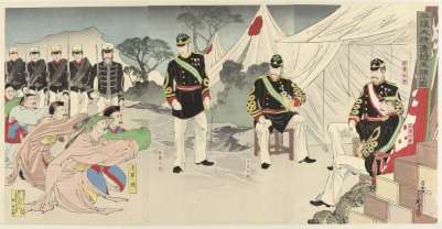 Estampe japonaise en triptyque, officiers japonais en uniforme recevant des dignitaires chinois sous une tente