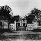 Photographie ancienne en noir et blanc du portail monumental et des bâtiments du kobusho, école militaire du shogunat