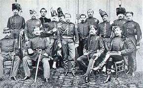 Photographie de groupe de la mission militaire française en uniforme et sabres, avant son départ pour le Japon en 1866