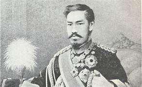 Portrait photographique de l'empereur Meiji (Mutsuhito) en uniforme militaire occidental, grand cordon et décorations