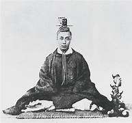 Photographie du dernier shogun Tokugawa Yoshinobu assis en costume de cour japonais, coiffé de l'eboshi