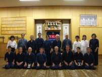 2013 Photographie de groupe dans un dojo japonais devant le kamiza, pratiquants en tenue d'entraînement, 2013