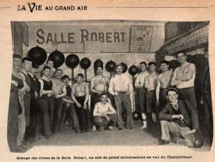 Document d'archive reproduit dans le recueil Planche de La Vie au Grand Air : les élèves de la Salle Robert posant à l'entraînement avec haltères