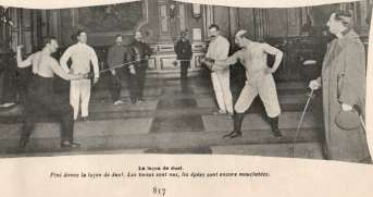 Document d'archive reproduit dans le recueil Photographie de presse légendée « La leçon de duel », escrimeurs à l'épée dans une salle d'armes