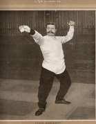 Document d'archive reproduit dans le recueil Photographie ancienne d'un homme moustachu en maillot clair, gants de boxe aux poings et bras levés