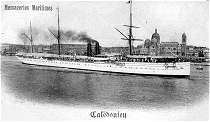 Photographie ancienne du paquebot Calédonien des Messageries Maritimes quittant un port