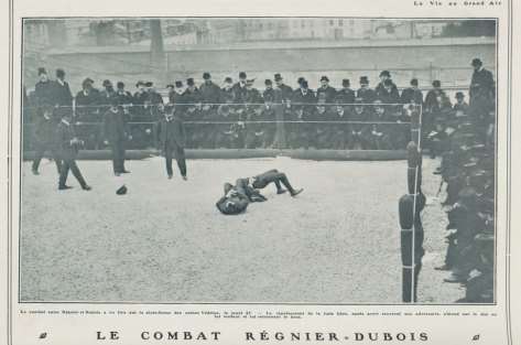 Document d'archive reproduit dans le recueil Planche photographique de « La Vie au Grand Air » titrée « Le combat Régnier-Dubois », corps à corps au sol