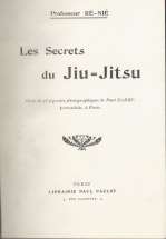 Les Secrets du Jiu-Jitsu, orné de 38 planches photographiques (1905) Page de titre « Les Secrets du Jiu-Jitsu » du professeur Ré-Nié, ouvrage illustré de planches photographiques